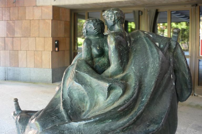 Vor dem Eingang des Schauspielhauses findet sich die Figurengruppe der Liebenden