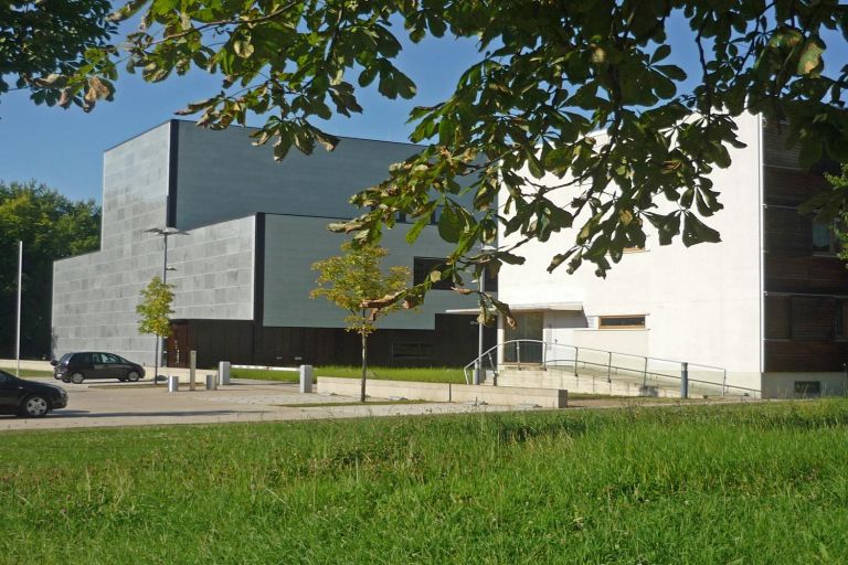 modernes Gebäude mit strenger Gliederung und heller Fassade